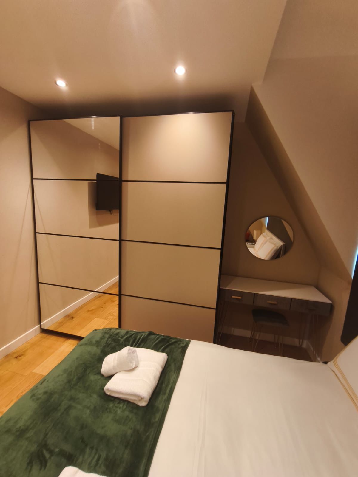 Modern 2-Bed Flat in Central London - Image 9
